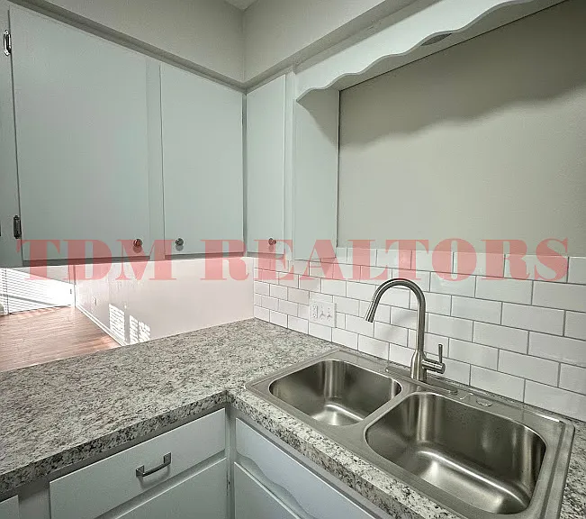 302 E Clinton St #4 — Photo 5