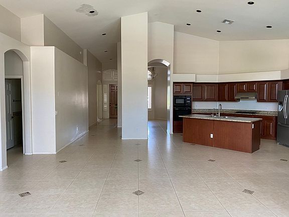 3rd image of 2350 W Maplewood St
