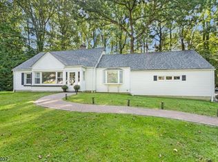 11 Grove Ave, Morris Plains, NJ 07950