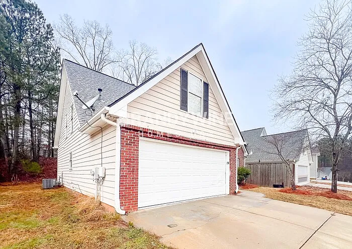 Building Photo - 305 Shadetree Ln