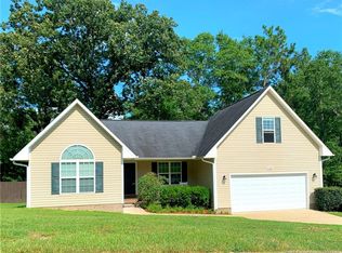 155 Hunters Creek Dr, Raeford, NC 28376