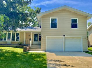 1403 W Oakmont Rd, Hoffman Estates, IL 60169