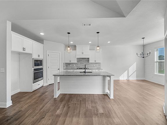 5th image of 901 Carlock Dr