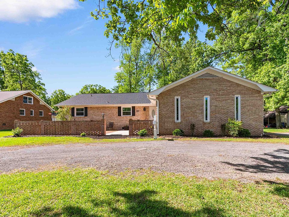 1st image of 505 Country Club Dr.