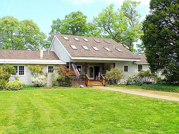 3rd image of 671 Edgewater Ln