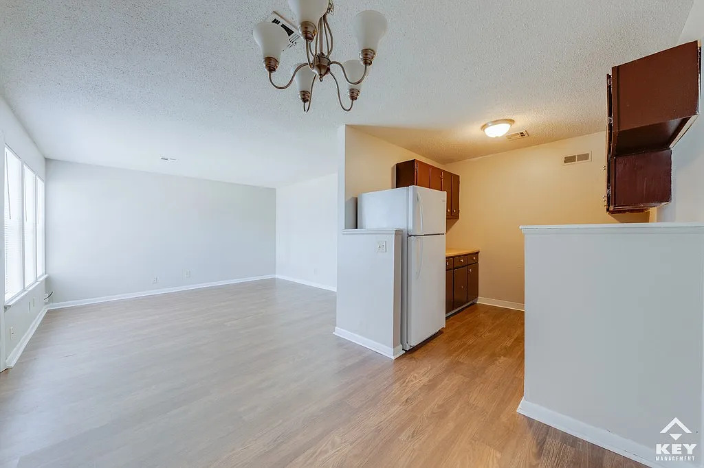 3 bed, 990 sqft, $850 — Photo 1