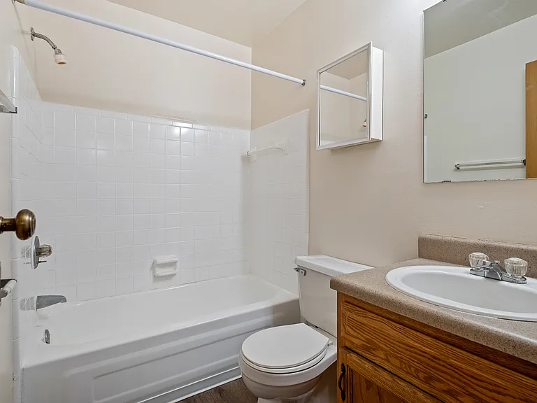 Crossroads Apartments — Photo 10