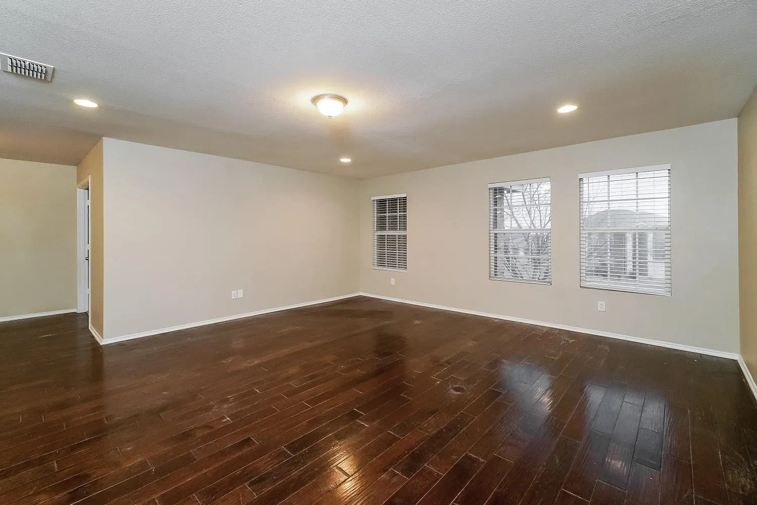 5 bed, 4.0 bath, 4184 sqft, $3,249 — Photo 3