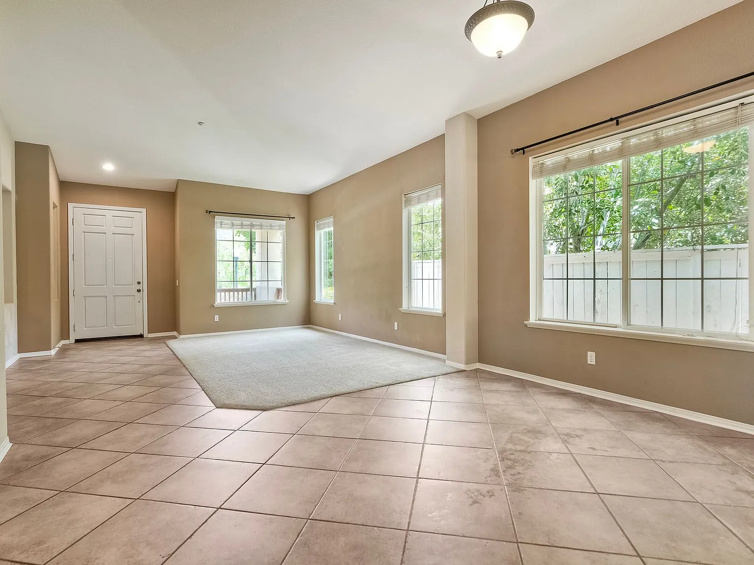 4 bed, 2.5 bath, 2404 sqft, $4,600 — Photo 4