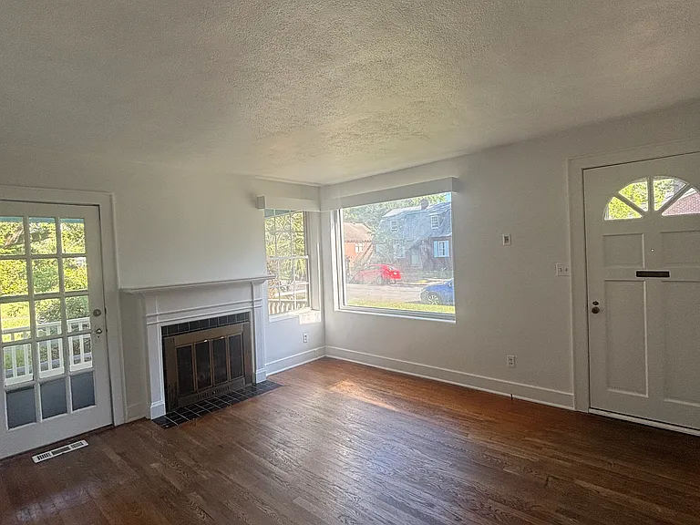 1402 E 51st St #1 — Photo 5