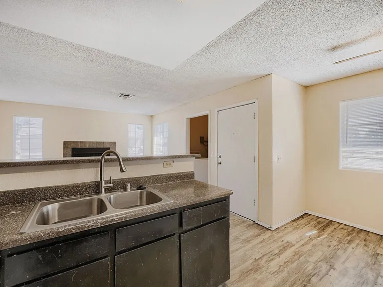 2745 Jennydiane Dr #D — Photo 7