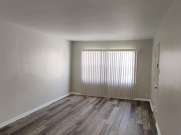 Living room - pic #2