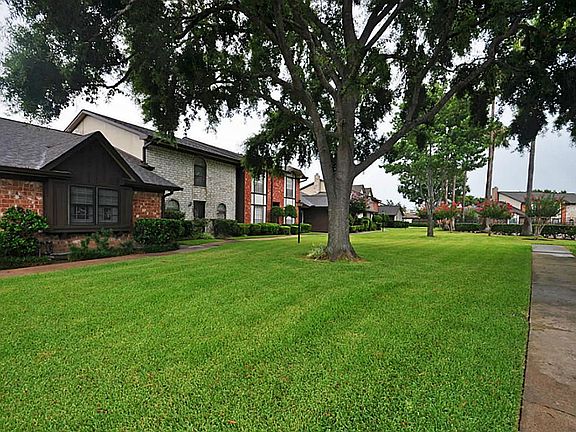 COMPLEX HAS MATURE TREES AND GREAT HOA,FEES