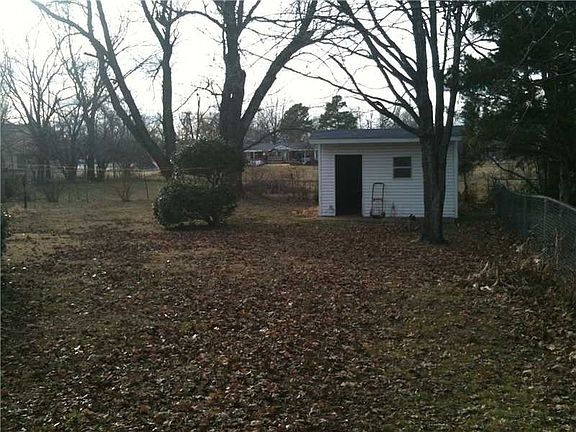 2nd image of 912 S Elm St