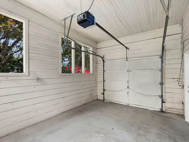 295 NE Alder St — Photo 25