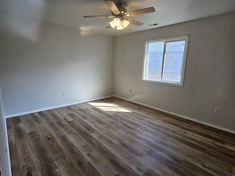 320 S Holly St — Photo 6