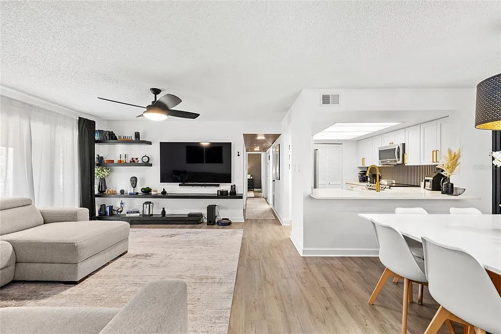 2 bed, 2.0 bath, 1231 sqft, $1,650 — Photo 2