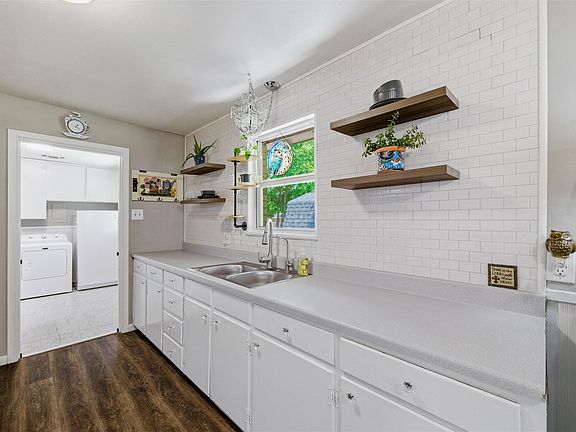 5th image of 1213 Park Center St