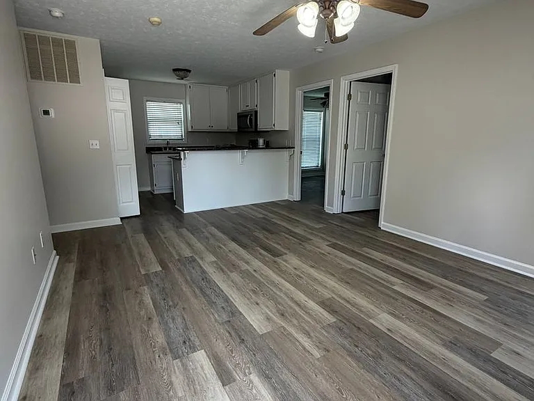 449 N Donahue Dr #D28 — Photo 2