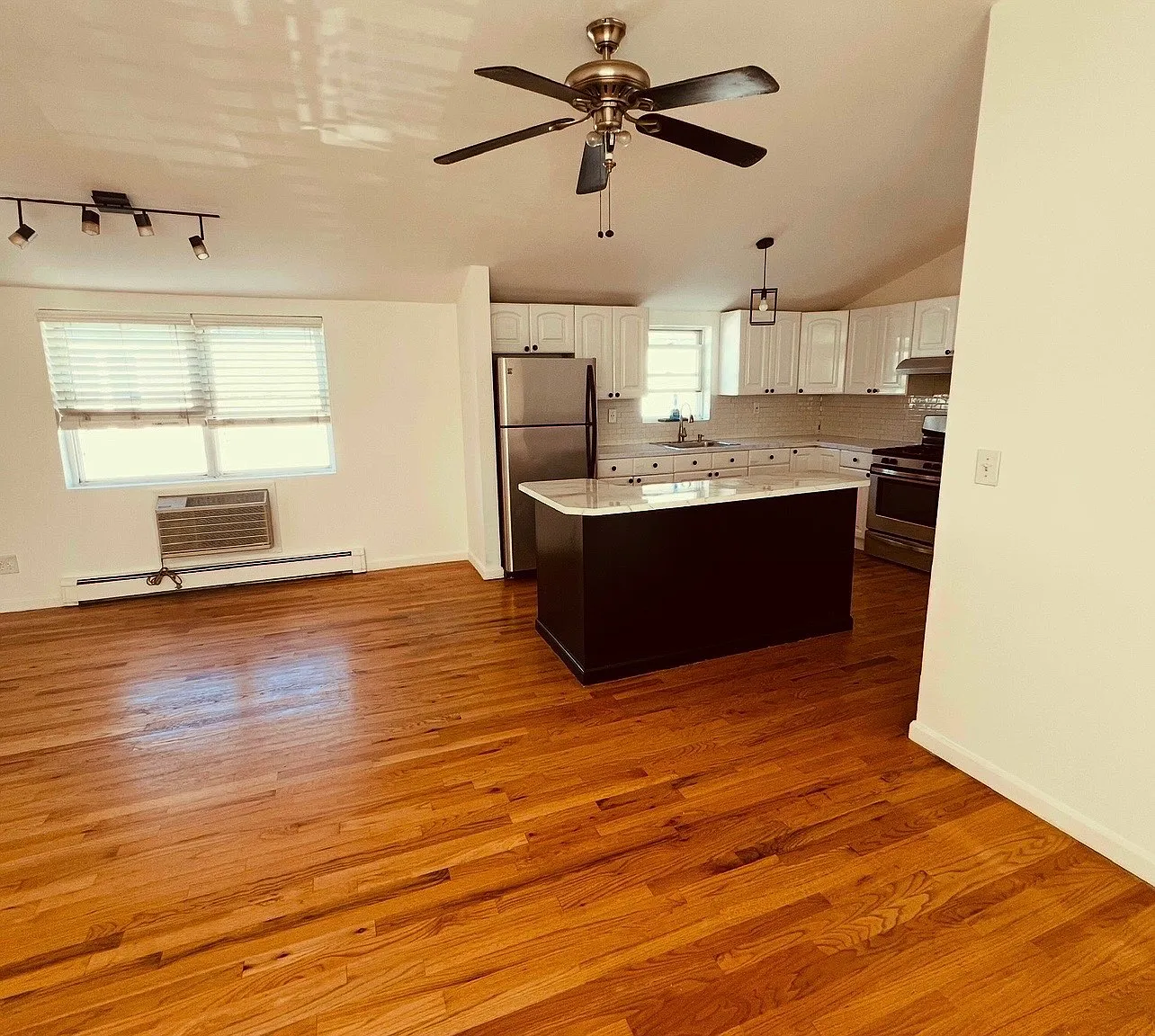 3 bed, 2208 sqft, $3,500 — Photo 1