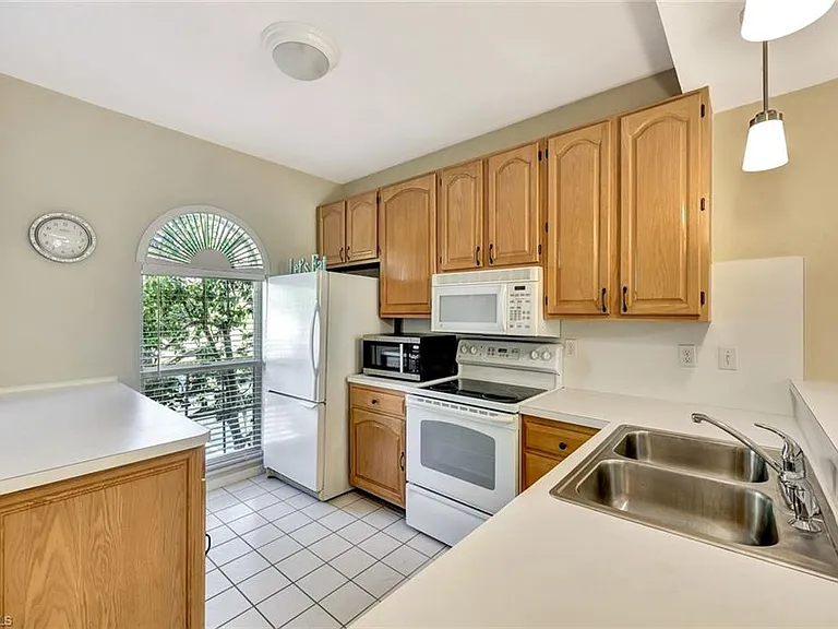 8228 Twelve Oaks Cir #323 — Photo 4