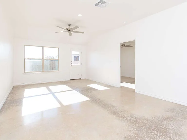 1301 Concord Dr — Photo 4