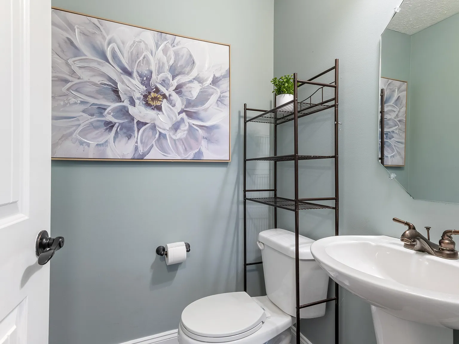584 Laurel Ln — Photo 3