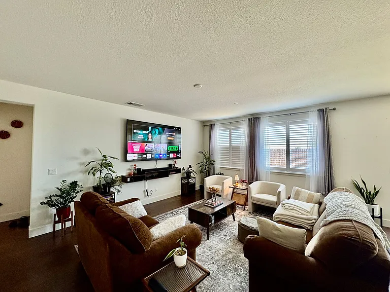 1121 Pearl Dr — Photo 2