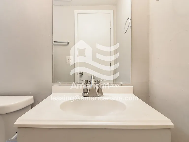 178903_012_bathroom_14257347.jpg