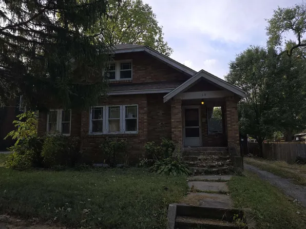 19 E Pershing St, Freeport, IL 61032