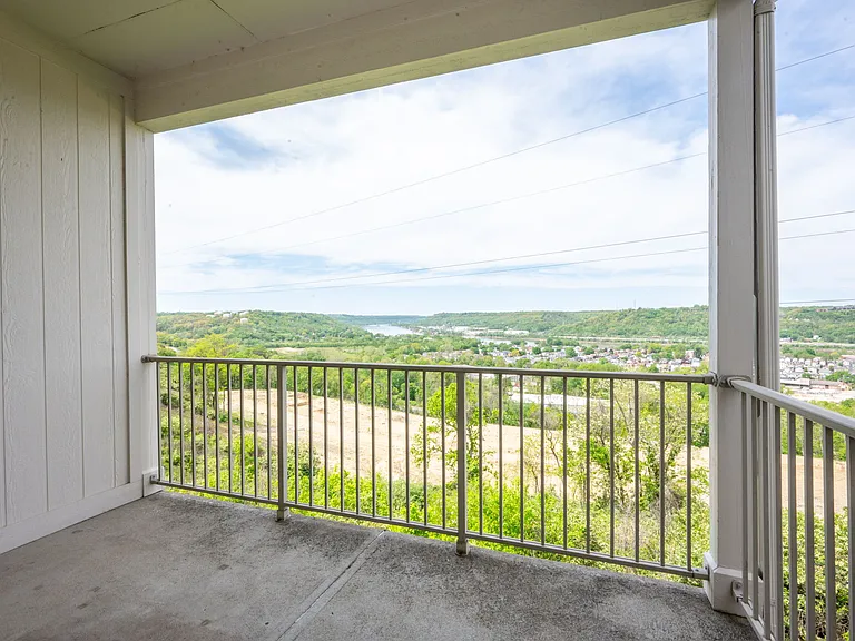 323 Skyview Ct — Photo 11