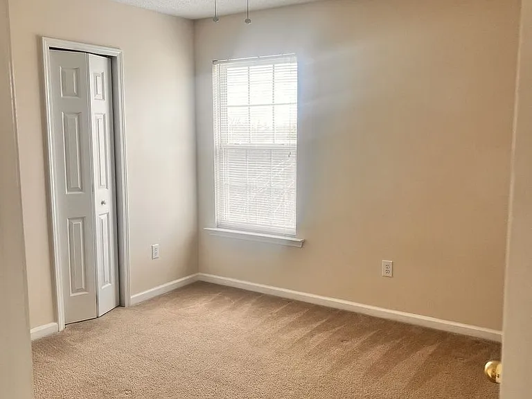 110 Shelby Ct — Photo 28