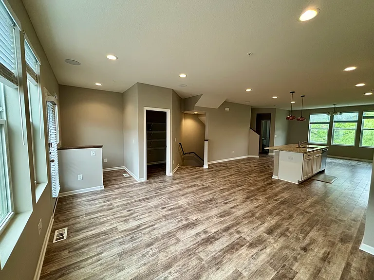 5176 Hampton St NE — Photo 5