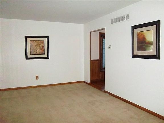 4th image of 1061 Louise St