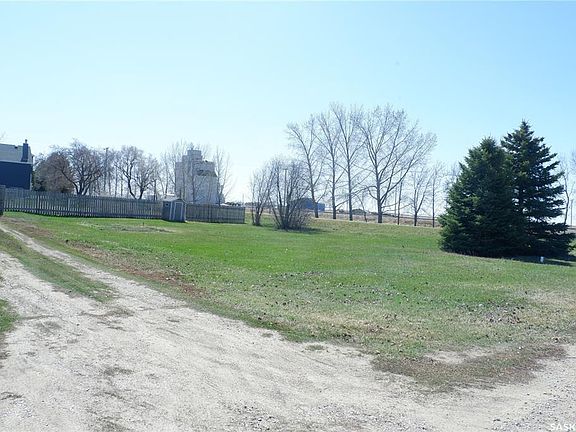 3rd image of 110 Railway Ave E