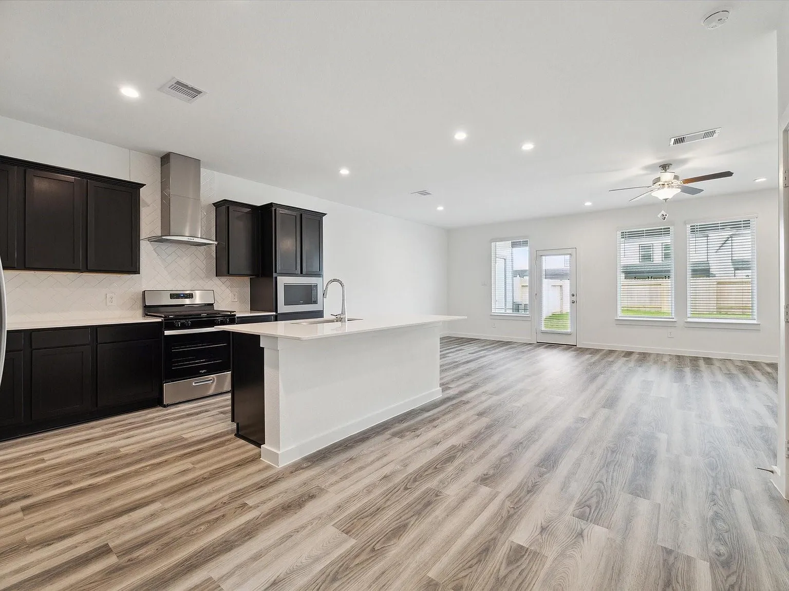 3 bed, 2.5 bath, 1820 sqft, $2,350 — Photo 4