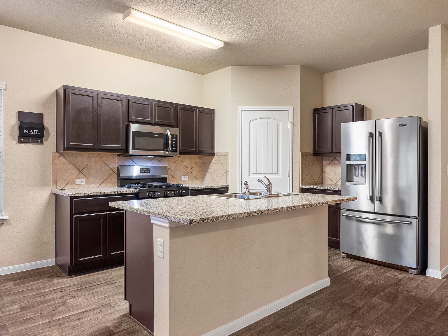4 bed, 2.5 bath, 2363 sqft, $2,200 — Photo 4