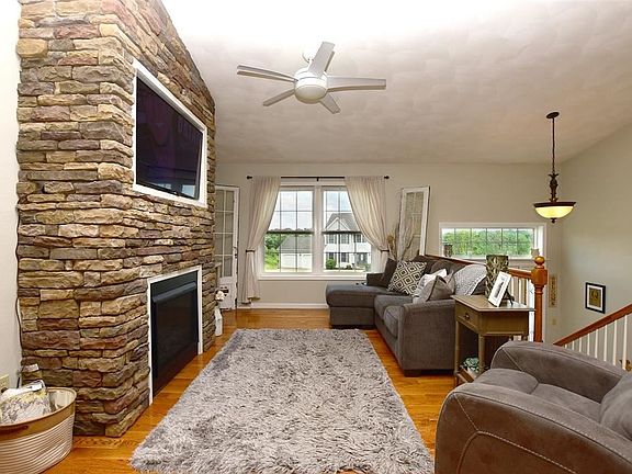 4th image of 933 Anne Ln