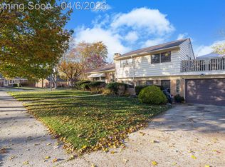 392 Cambridge Dr, Mount Clemens, MI