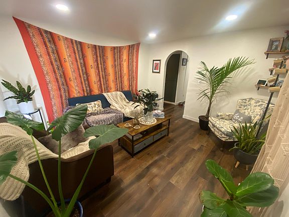 4th image of 1055 E Crandall Ave #B