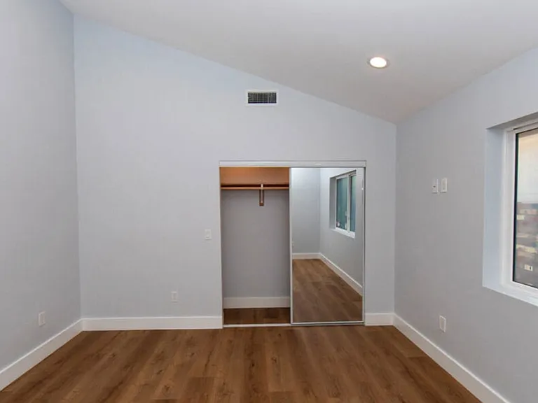 2208 S Harcourt Ave — Photo 9