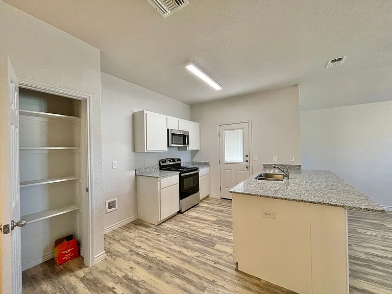 1821 Castroville Trl — Photo 7