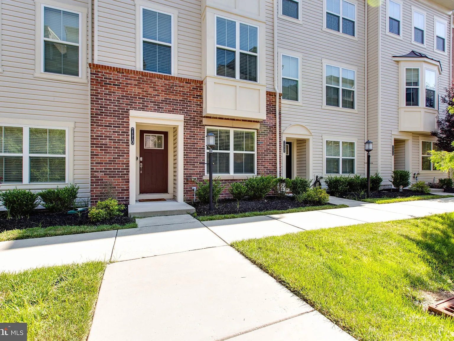 3 bed, 3.5 bath, 2686 sqft, $3,300 — Photo 4