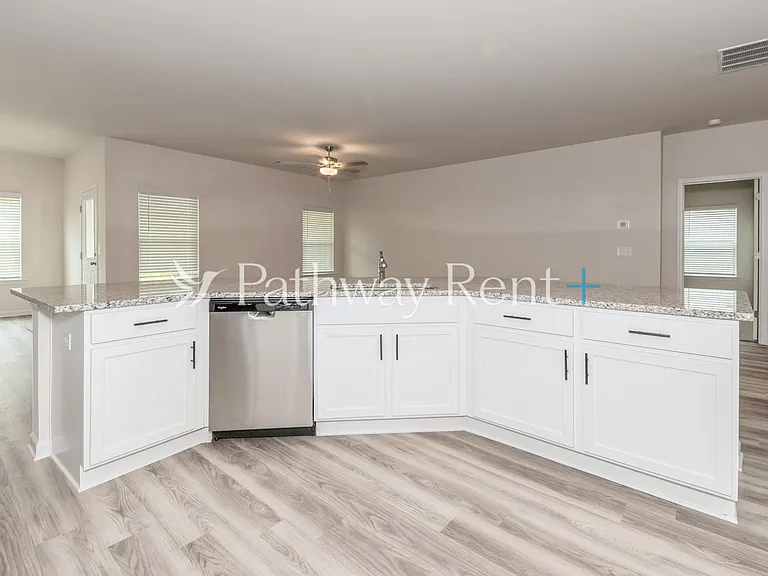 603 Mackenzie Cv — Photo 4