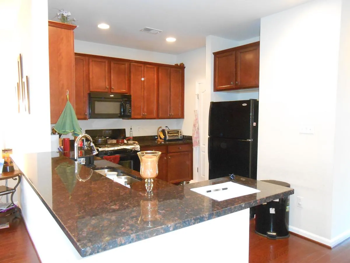 4 bed, 3.5 bath, 2020 sqft, $3,000 — Photo 4