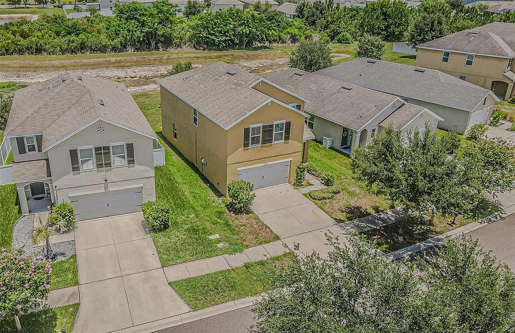 4 bed, 2.5 bath, 2328 sqft, $2,500 — Photo 2
