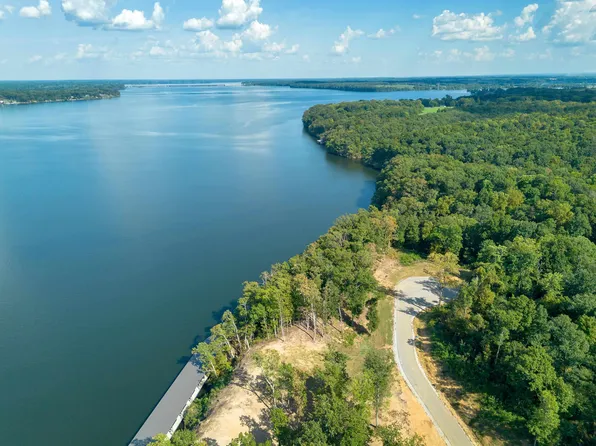 26 Bluff Dr, Muscle Shoals, AL 35661
