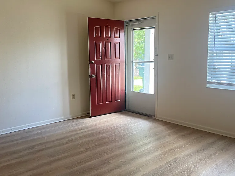 810 Sumner St — Photo 3