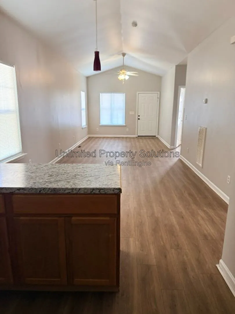 3 bed, 2.0 bath, 1100 sqft, $1,800 — Photo 4