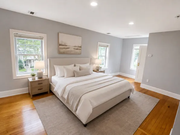 93 Woodbury Rd #B, Huntington, NY 11743